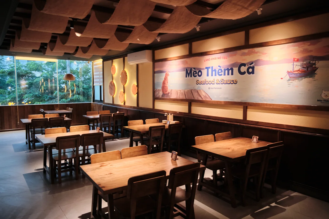 Khu bàn tiệc Mèo Thèm Cá