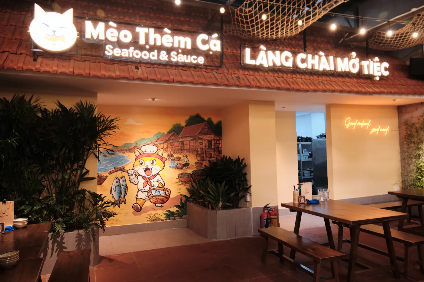 Tường vẽ mèo Muối tại Mèo Thèm Cá